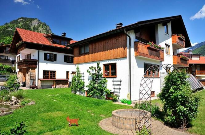 Hausansicht Süd mit Garten