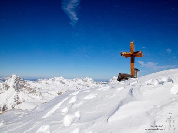 Das Gipfelkreuz hoch über dem Steinernen Meer (links die Schönfeldspitze).