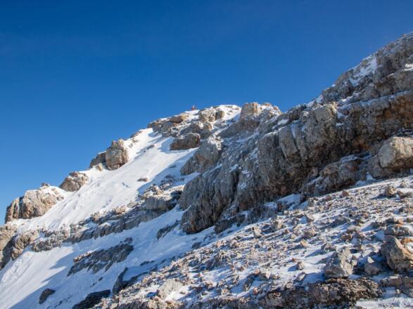 Nach der Rampe spitzt im Norden das Gipfelkreuz hervor.