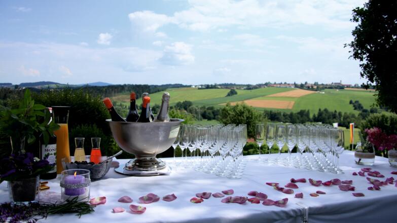 sektgl-ser-mit-ausblick-kellberg-2018-06-16-hochzeit-lichtenauer-19