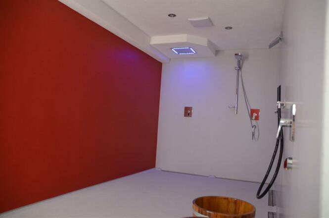 Dusche mit Regenwasserdusche