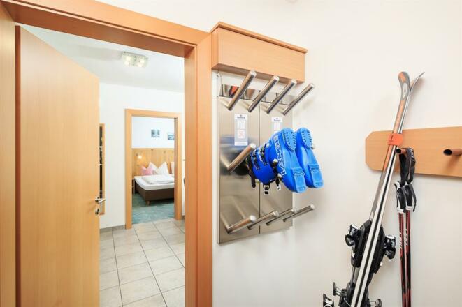 Vorraum mit Garderobe und Schuhtrockner