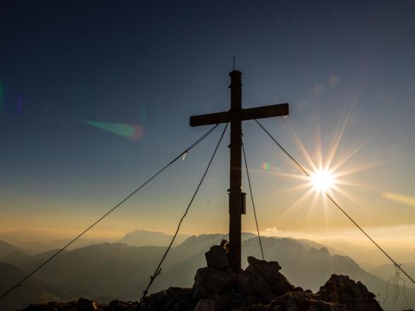 Gipfelkreuz des Angerstein im Gegenlicht.