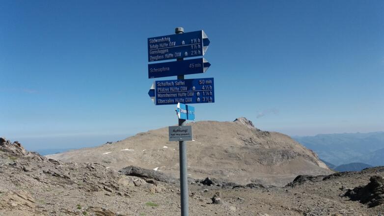 Schesaplanasattel: Mannheimer Hütte und Wildberg.