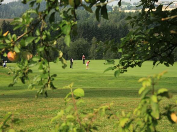 Der schön eingebettete 24-Loch-Golfplatz