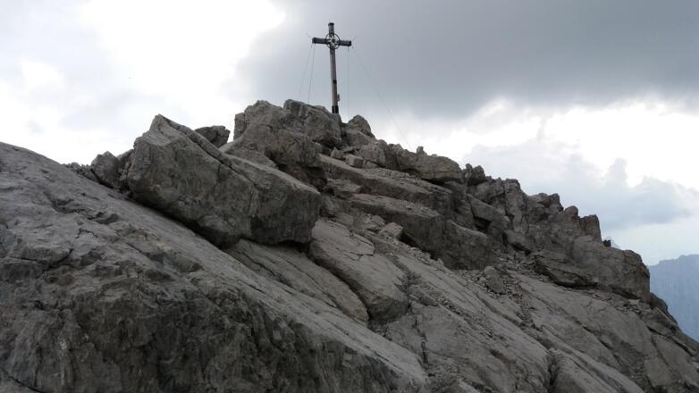 Kurz vor dem Gipfelkreuz mit dem weißen Edelweiss, 2788 m.