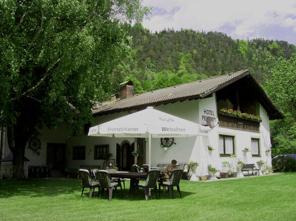 Hausansicht im Frühling