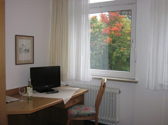 Einzelzimmer Schreibtisch
