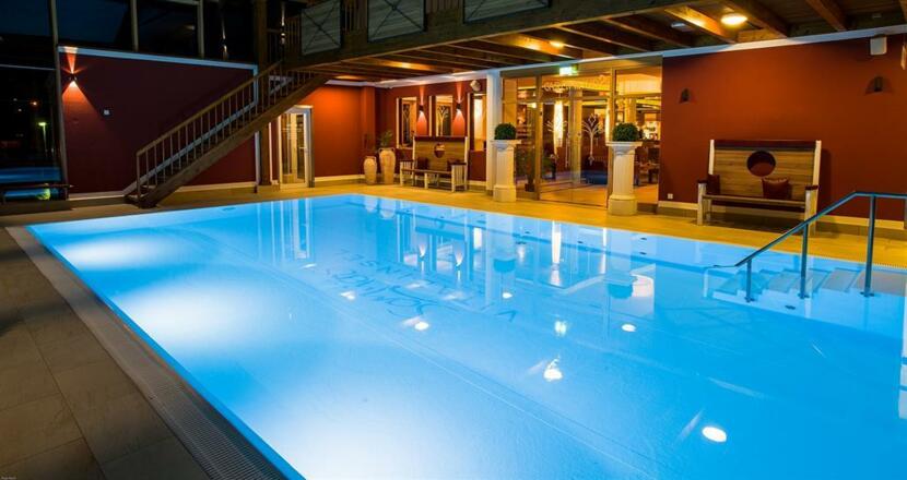 Hotel Sommer-Hallenbad am Abend