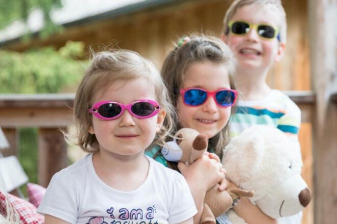 Kinder mit Sonnenbrille