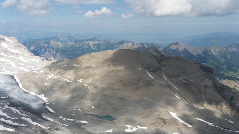 Von Schesaplana: Mannheimer Hütte mit Grat zum Wildberg.