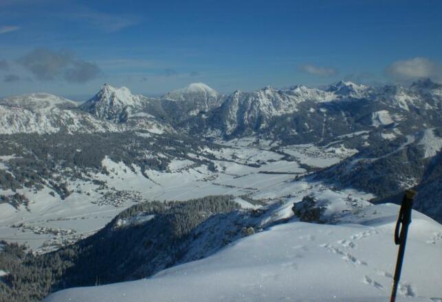 Aussicht ins verschneite Tannheimer Tal