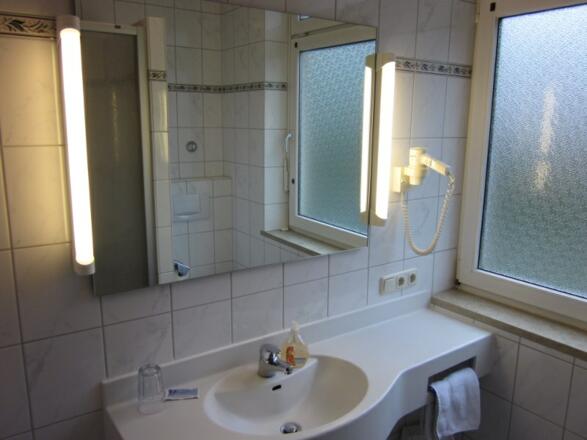 Einzelzimmer, Bad mit Dusche