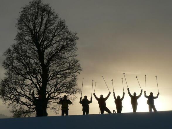 Gruppe von Schneeschuhwanderern - Berg&amp;Fitness