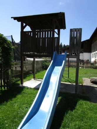 Spielturm mit Rutsche