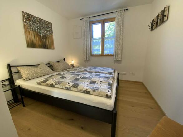 Schlafzimmer mit Doppelbett 160X200 und Schrank