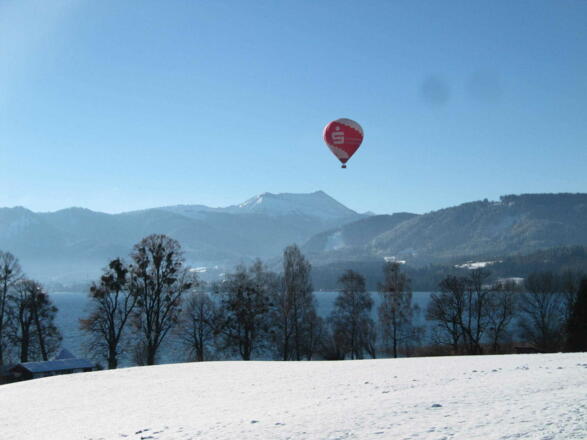 Blick über den See auf den Hirschberg