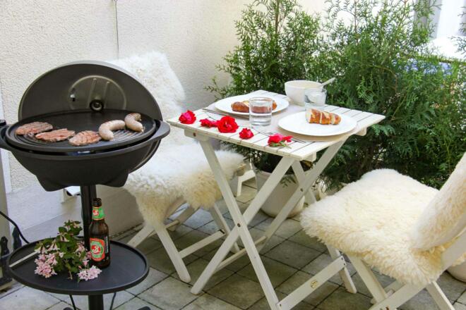 Innenhof mit Sitzmöglichkeit und Grill