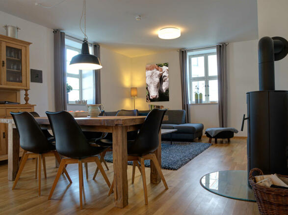 Kutschersuite Max-Josef in Tegernsee - Wohnbereich mit Kaminofen