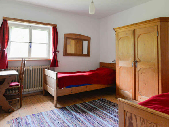 2. Schlafzimmer im Erdgeschoß mit 2 Einzelbetten