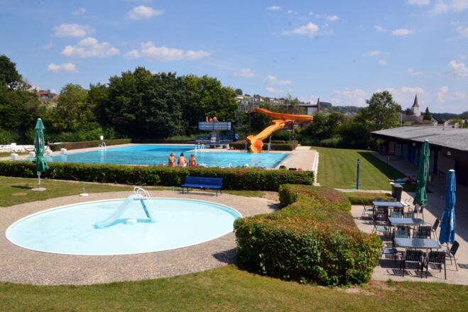 Blick auf Kinder- und Sportbecken