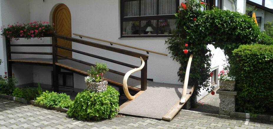 Eigener Eingang zur behindertenfreundlichen FeWo 3