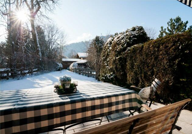 Blick von der Terrasse in den Garten