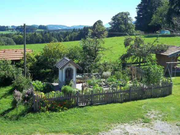 Unser Gemüse-und Kräutergarten mit Kapelle