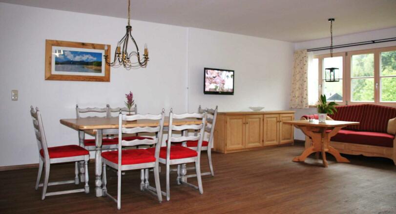 Wohnraum mit Küche in FeWo 2 mit Ausgang zur Terrasse im 1. OG