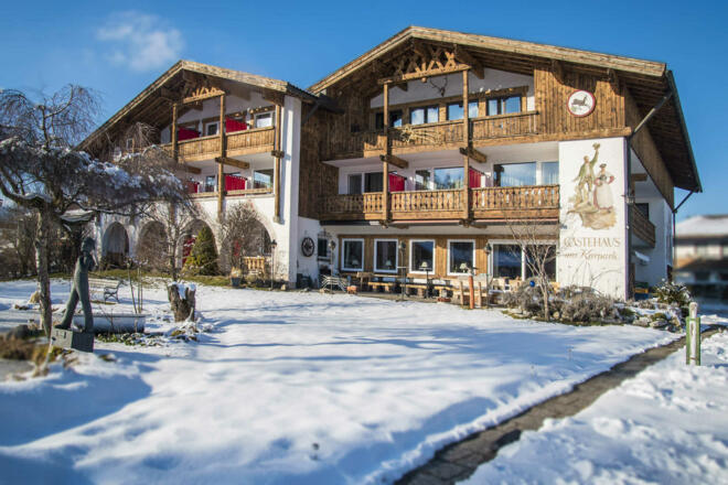 Blick auf das Gästehaus im Winter