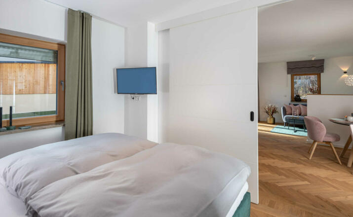 Schlafzimmer/Blick auf Wohnzimmer