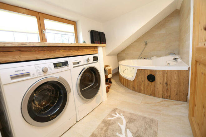 Badezimmer mit Whirlwanne, Waschmaschine, Trockner