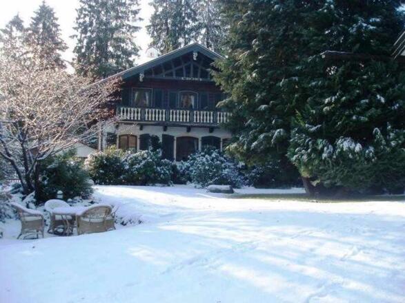 Hauptansicht (Norden) Fockensteinweg 7 mit Balkon im Winter