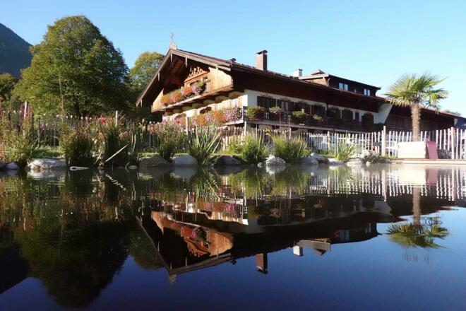 Schwimmteich mit Hofansicht