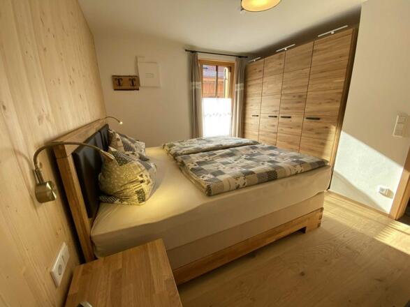 Da weckt die Sonne - Schlafzimmer zum Ostbalkon mit großem Kleiderschrank aus massiver Eiche