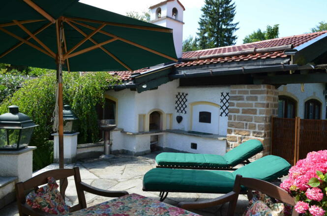 Terrasse mit offenem Grillkamin