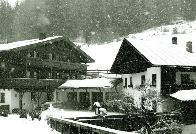 Gasthof Stuibenfall in schwarz-weiß