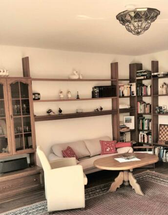 Wohnzimmer mit Bücher- und Spieleecke