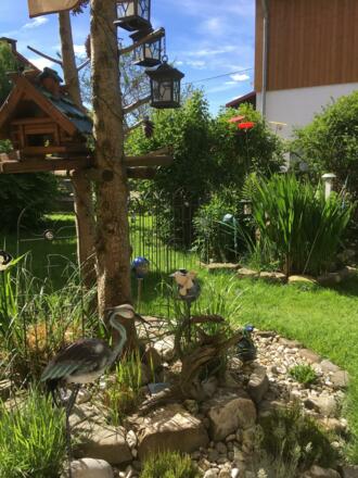 Garten mit Vogelhäuschen