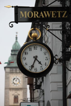 Zunftzeichen der Uhrmacher mit Stadtturm