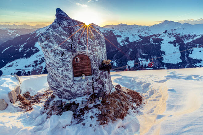 Gedenkstein an Uli Maier in unmittelbarer Nähe der Station
