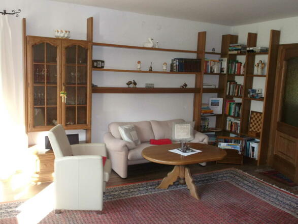 Wohnzimmer Couch mit Bücherecke