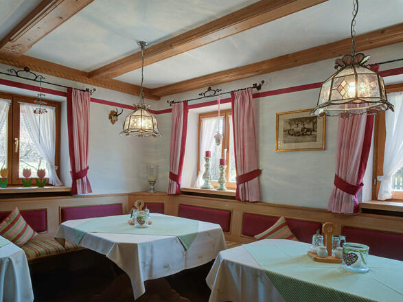 Frühstücksraum mit Kachelofen