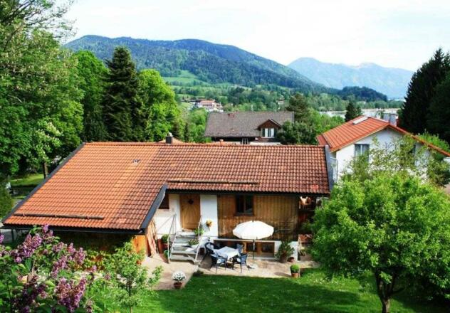 Die FeWo-Terrasse verfügt über Tisch, Stühle; hier können Sie auch Grillen oder Liegestühle aufstellen.