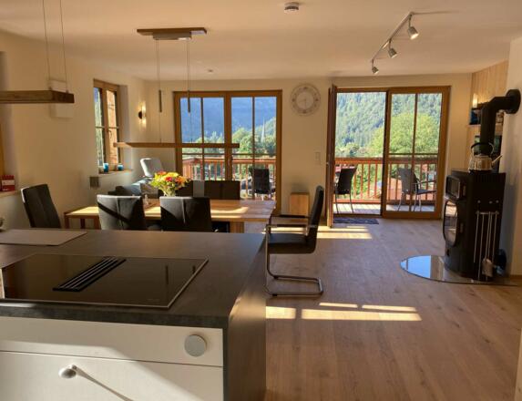 der Wohnraum - das Herz der Ferienwohnung auf 40 qm - offene Küche, Essplatz und Wohnzimmer - kombiniert mit einem beeindruckendem Blick über Bayrischzell