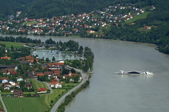 Kasten mit Schiffsanlegestelle