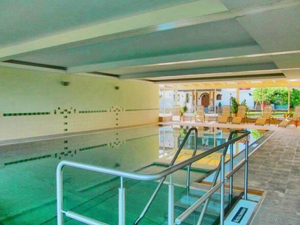 Schwimmbad mit Edelstahlbecken