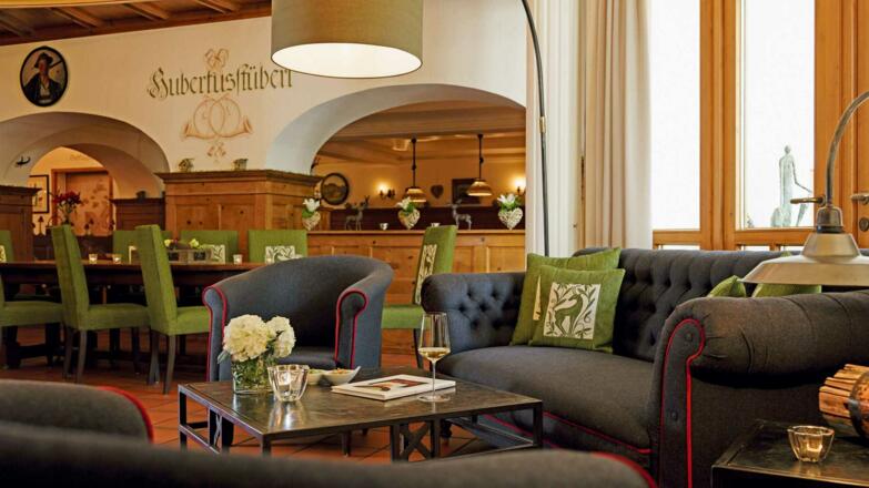 In der Hotelbar mit Wintergarten genießen Sie frisch gezapftes Bier, feine Cocktails und bayerische Köstlichkeiten