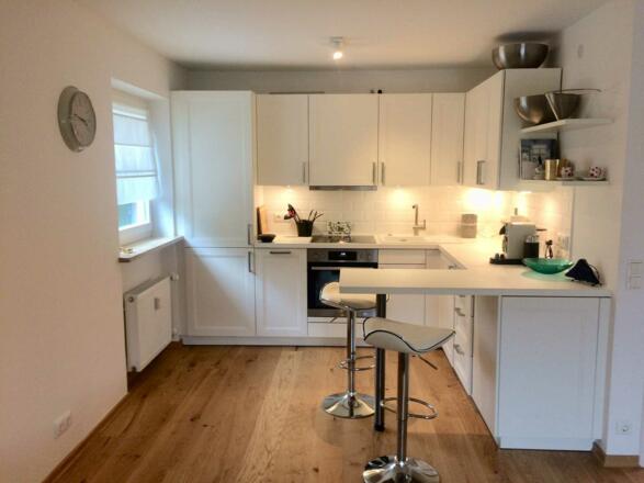 Küche mit Fenster und noch wichtiger: mit Spül- und Waschmaschine