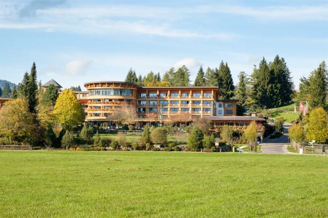 Hotelansicht im Sommer